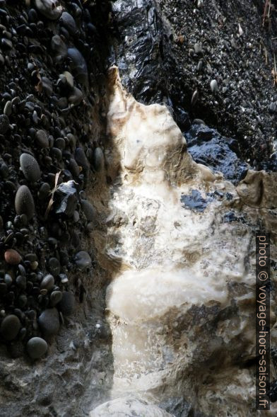 Dépôts de calcite dans les grottes à l'arrière de la plage de la Cala Finocchiara. Photo © André M. Winter