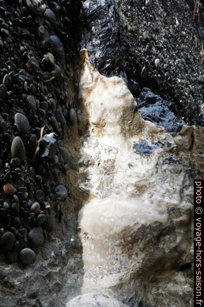 Dépôts de calcite dans les grottes à l'arrière de la plage de la Cala Finocchiara. Photo © André M. Winter