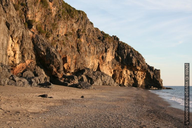 Plage au sud de la della Cala Finocchiara. Photo © André M. Winter