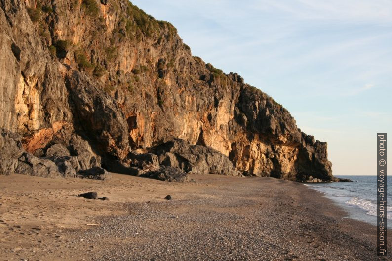 Plage au sud de la della Cala Finocchiara. Photo © André M. Winter