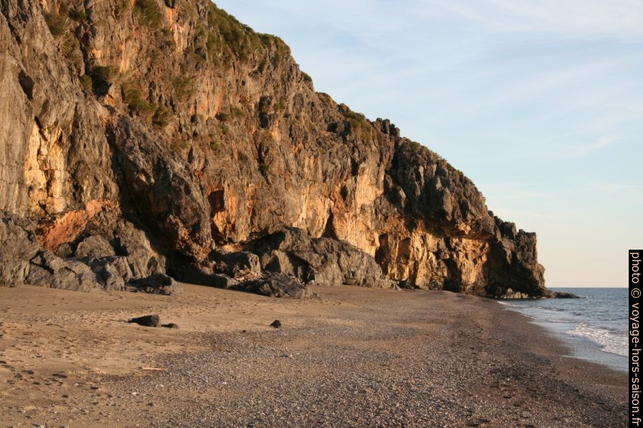 Plage au sud de la della Cala Finocchiara. Photo © André M. Winter