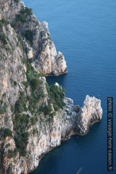 Côte abrupte sur la face sud du Capo Palinuro. Photo © André M. Winter