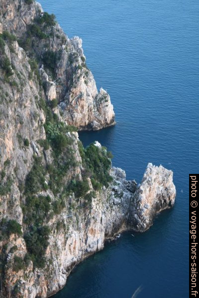 Côte abrupte sur la face sud du Capo Palinuro. Photo © André M. Winter
