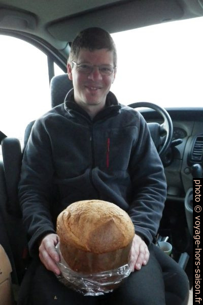 André avec un panettone. Photo © Alex Medwedeff