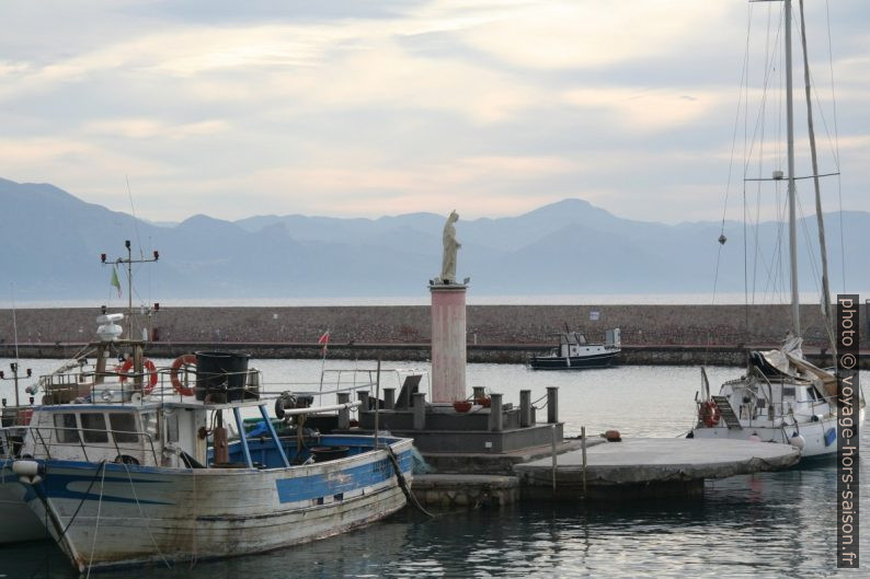 Madone dans le port de Scario. Photo © Alex Medwedeff