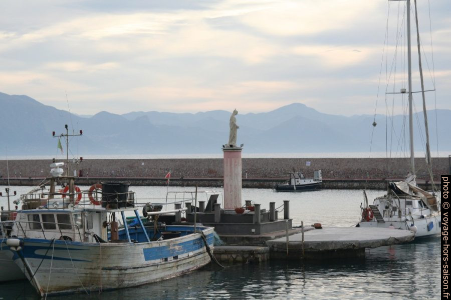 Madone dans le port de Scario. Photo © Alex Medwedeff
