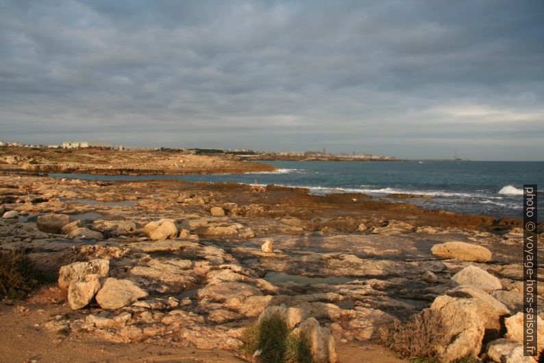 Côte rocheuse au sud de Monopoli. Photo © Alex Medwedeff