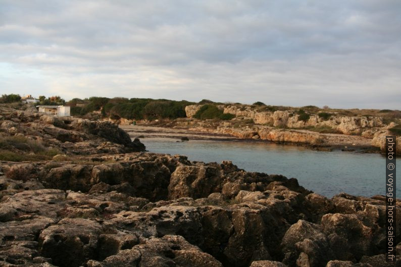 Calanque sur la côte rocheuse karstique de Monopoli. Photo © Alex Medwedeff