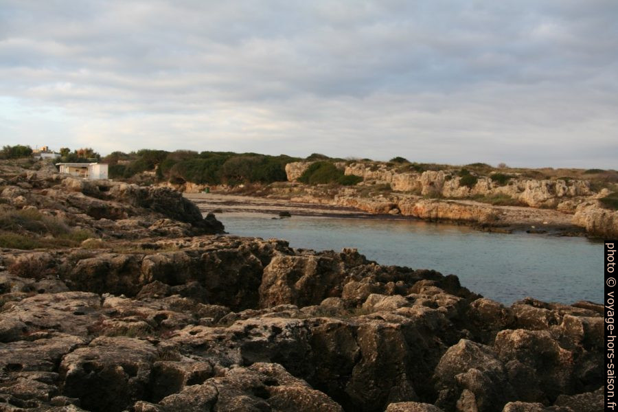 Calanque sur la côte rocheuse karstique de Monopoli. Photo © Alex Medwedeff