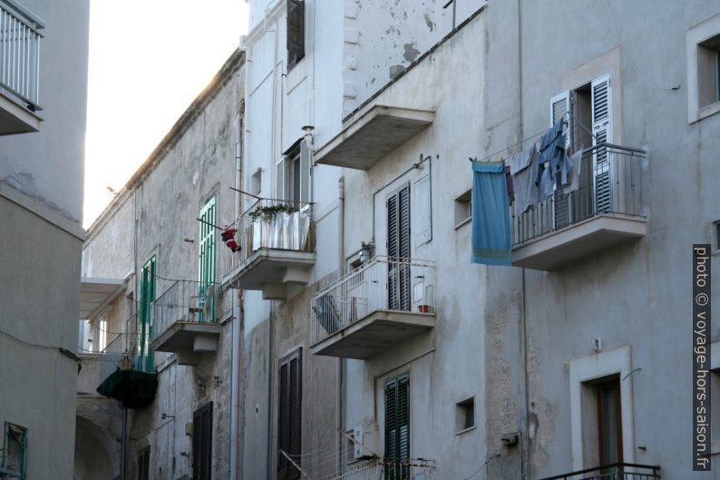 Balcons dans les rues Monopoli. Photo © André M. Winter