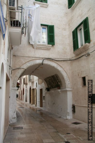 Passage voûté dans la vieille-ville de Monopoli. Photo © Alex Medwedeff