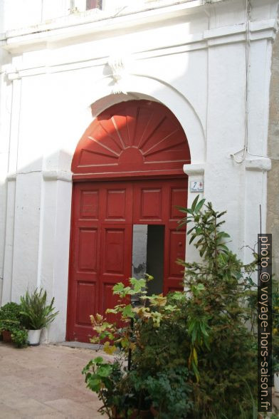 Porte rouge dans le Chiasso Cacace. Photo © Alex Medwedeff