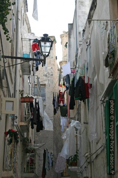 Linge à sécher dans les rues Monopoli. Photo © Alex Medwedeff