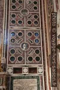 Mur de reliques dans la cathédrale de Monopoli. Photo © André M. Winter