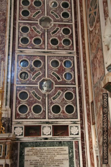 Mur de reliques dans la cathédrale de Monopoli. Photo © André M. Winter