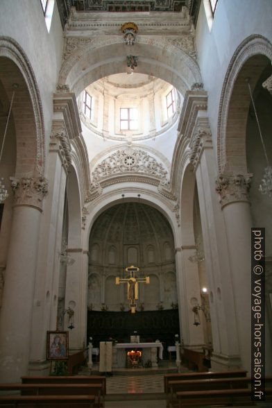 Nef de l'église de San Domenico à Monopoli. Photo © Alex Medwedeff