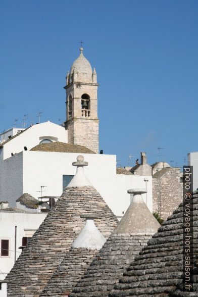 Cônes de trulli et clocher de d'une église. Photo © Alex Medwedeff