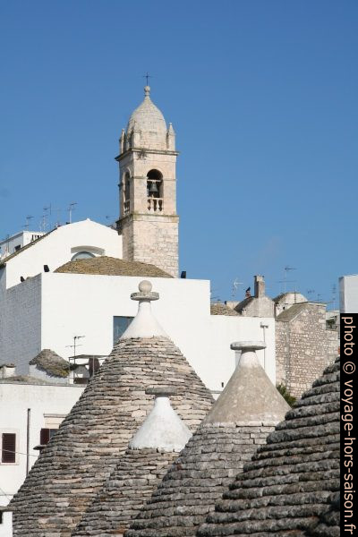 Cônes de trulli et clocher de d'une église. Photo © Alex Medwedeff