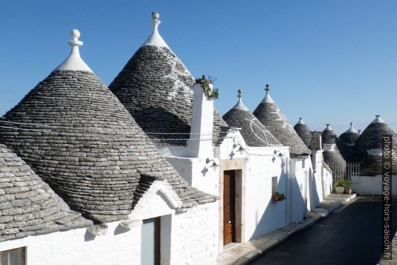 Signes distinctifs sur les toits de trulli à Alberobello. Photo © André M. Winter