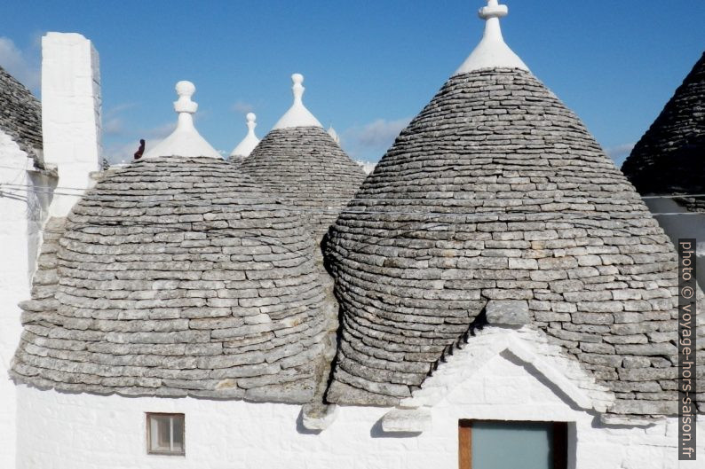 Rigoles entre les cônes de trulli à Alberobello. Photo © André M. Winter