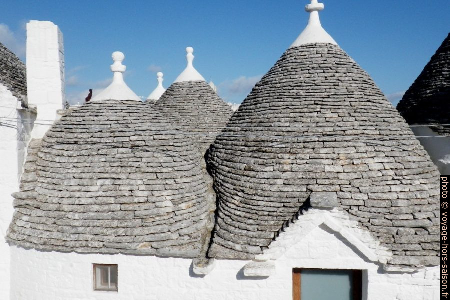 Rigoles entre les cônes de trulli à Alberobello. Photo © André M. Winter