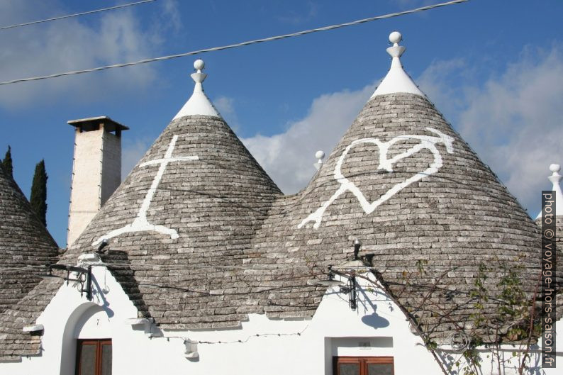 Trulli à façade avec dessins distinctifs. Photo © André M. Winter