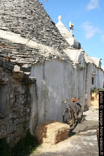 Vieux vélo et bottes de paille dans les rues d'Alberobello. Photo © Alex Medwedeff