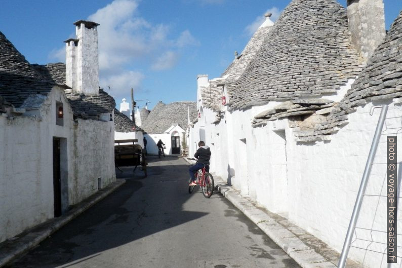 Rue d'Alberobello avec des trulli. Photo © André M. Winter