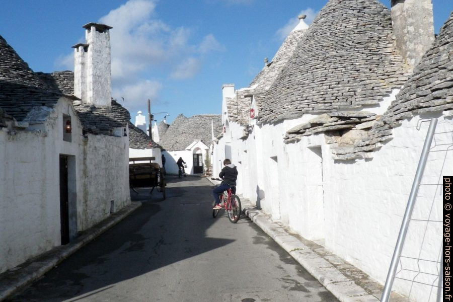 Rue d'Alberobello avec des trulli. Photo © André M. Winter