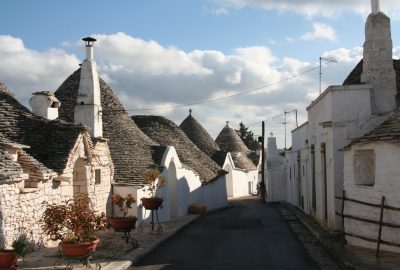 Rue de trulli à plusieurs dômes. Photo © Alex Medwedeff