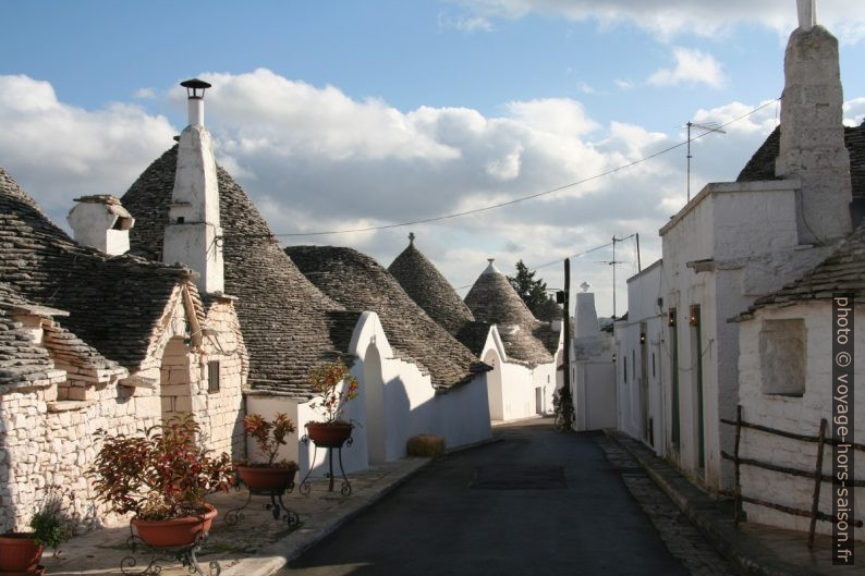 Rue de trulli à plusieurs dômes. Photo © Alex Medwedeff