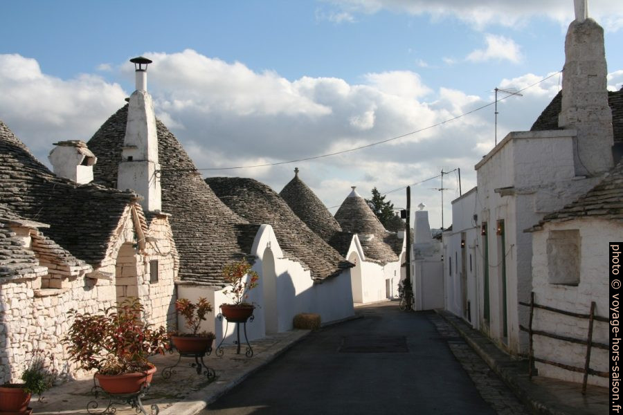 Rue de trulli à plusieurs dômes. Photo © Alex Medwedeff