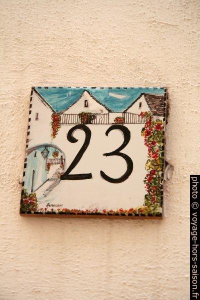 Numéro de maison en faïence. Photo © Alex Medwedeff