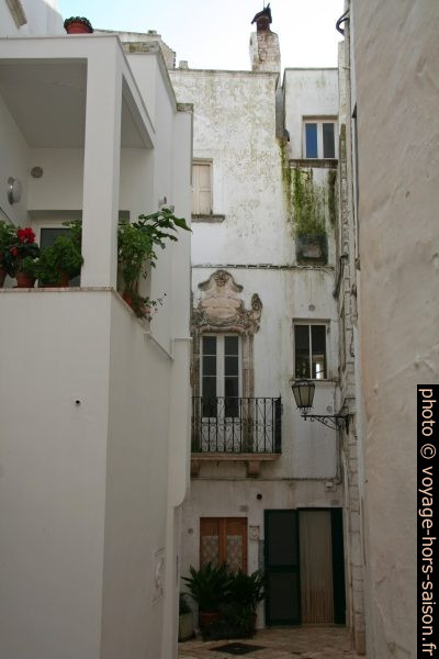 Porte de balcon renaissance d'une maison de Locorotondo. Photo © Alex Medwedeff