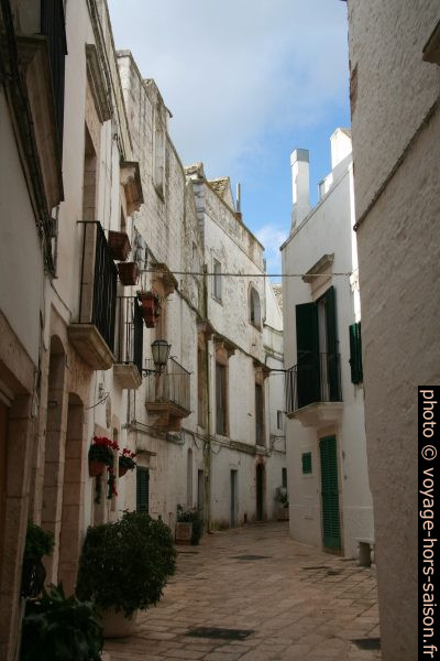 Ruelle à Locorotondo. Photo © Alex Medwedeff