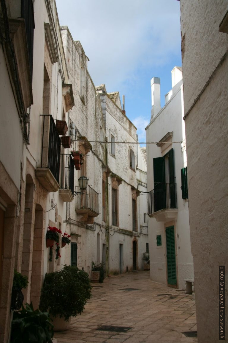 Ruelle à Locorotondo. Photo © Alex Medwedeff