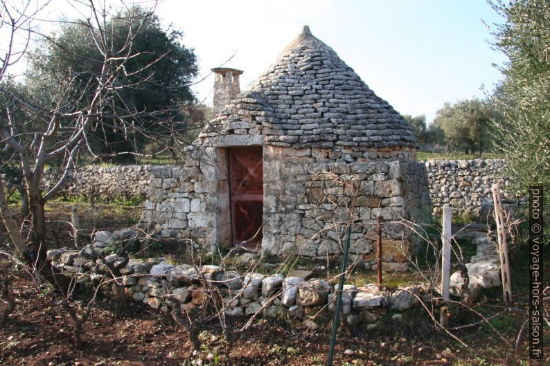 Trullo de campagne. Photo © Alex Medwedeff