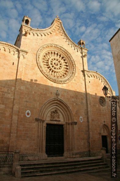 Façade de la Cathédrale d'Ostuni avec sa rosace. Photo © Alex Medwedeff