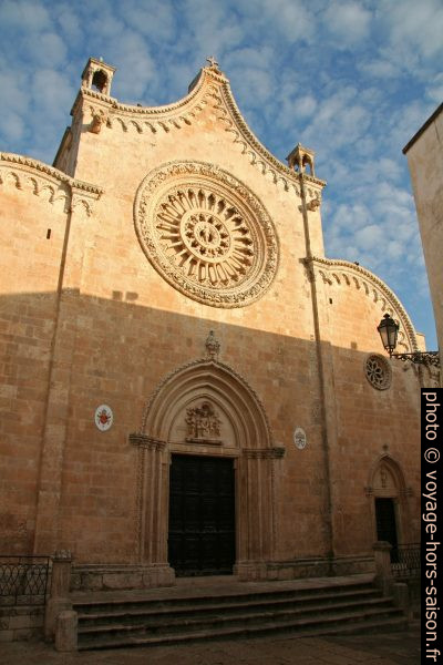 Façade de la Cathédrale d'Ostuni avec sa rosace. Photo © Alex Medwedeff