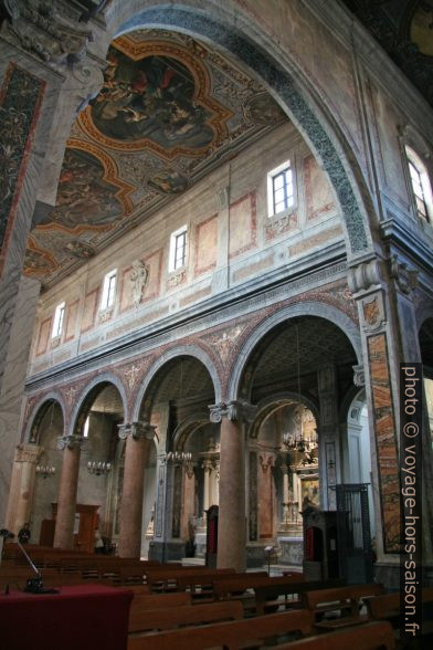 Nef centrale de la Cathédrale d'Ostuni. Photo © André M. Winter