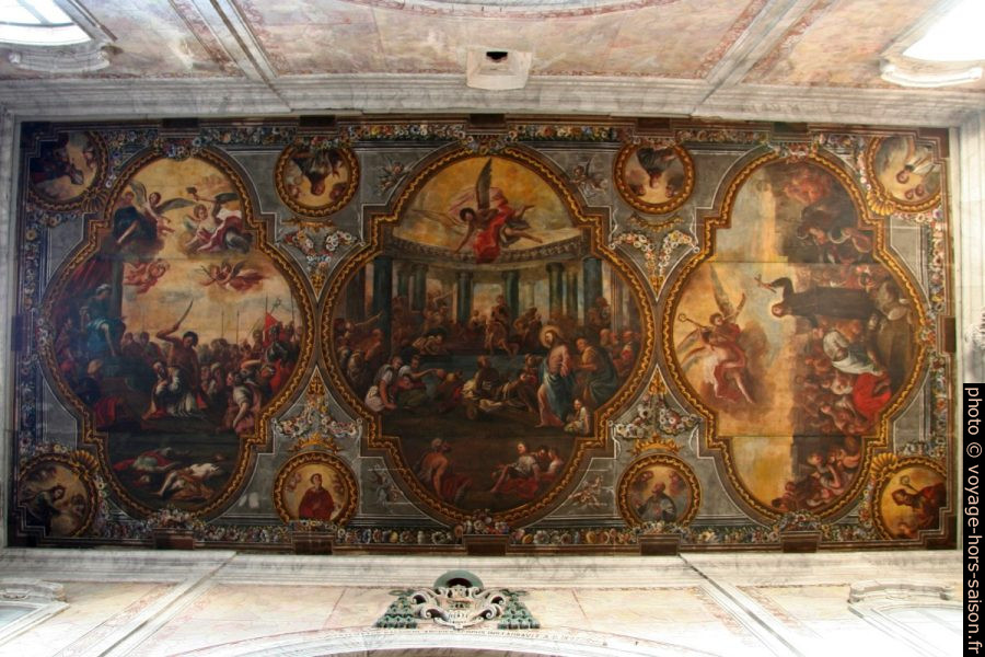 Plafond peint d'une nef latérale de la Cathédrale d'Ostuni. Photo © André M. Winter