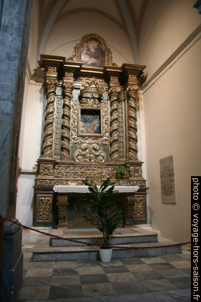 Autel latéral baroque en bois dans la Cathédrale d'Ostuni. Photo © André M. Winter