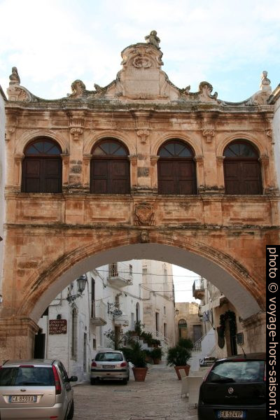 Grand passage vouté en face de la cathédrale d'Ostuni. Photo © Alex Medwedeff