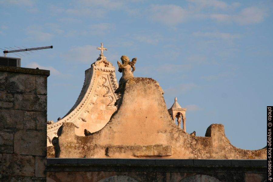 Gables du passage vouté et de la façade de la cathédrale d'Ostuni. Photo © Alex Medwedeff
