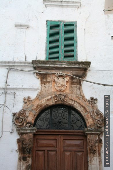 Porte baroque à Ostuni. Photo © Alex Medwedeff