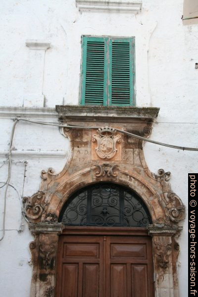 Porte baroque à Ostuni. Photo © Alex Medwedeff