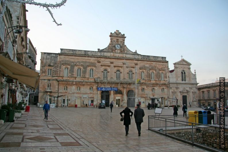 Mairie sur la Piazza della Libertà d'Ostuni. Photo © André M. Winter