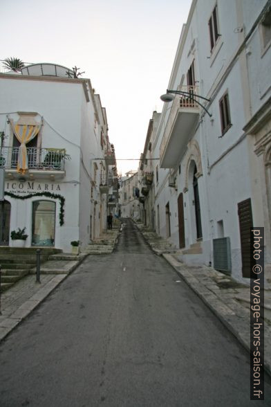 Via Imbriani avec escaliers à Ostuni. Photo © André M. Winter