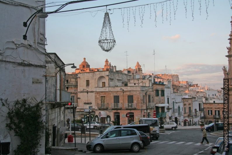 Coucher de soleil sur la vieille ville d'Ostuni. Photo © André M. Winter