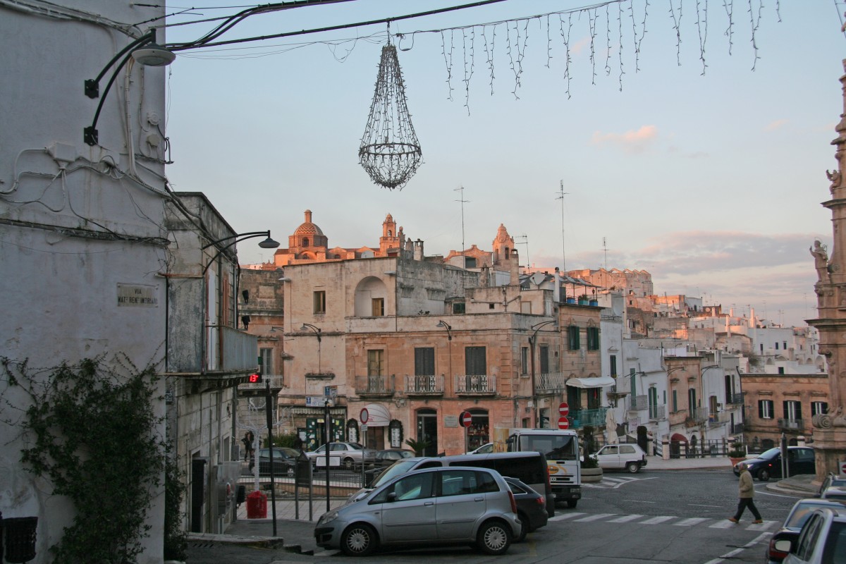 Coucher de soleil sur la vieille ville d'Ostuni. Photo © André M. Winter